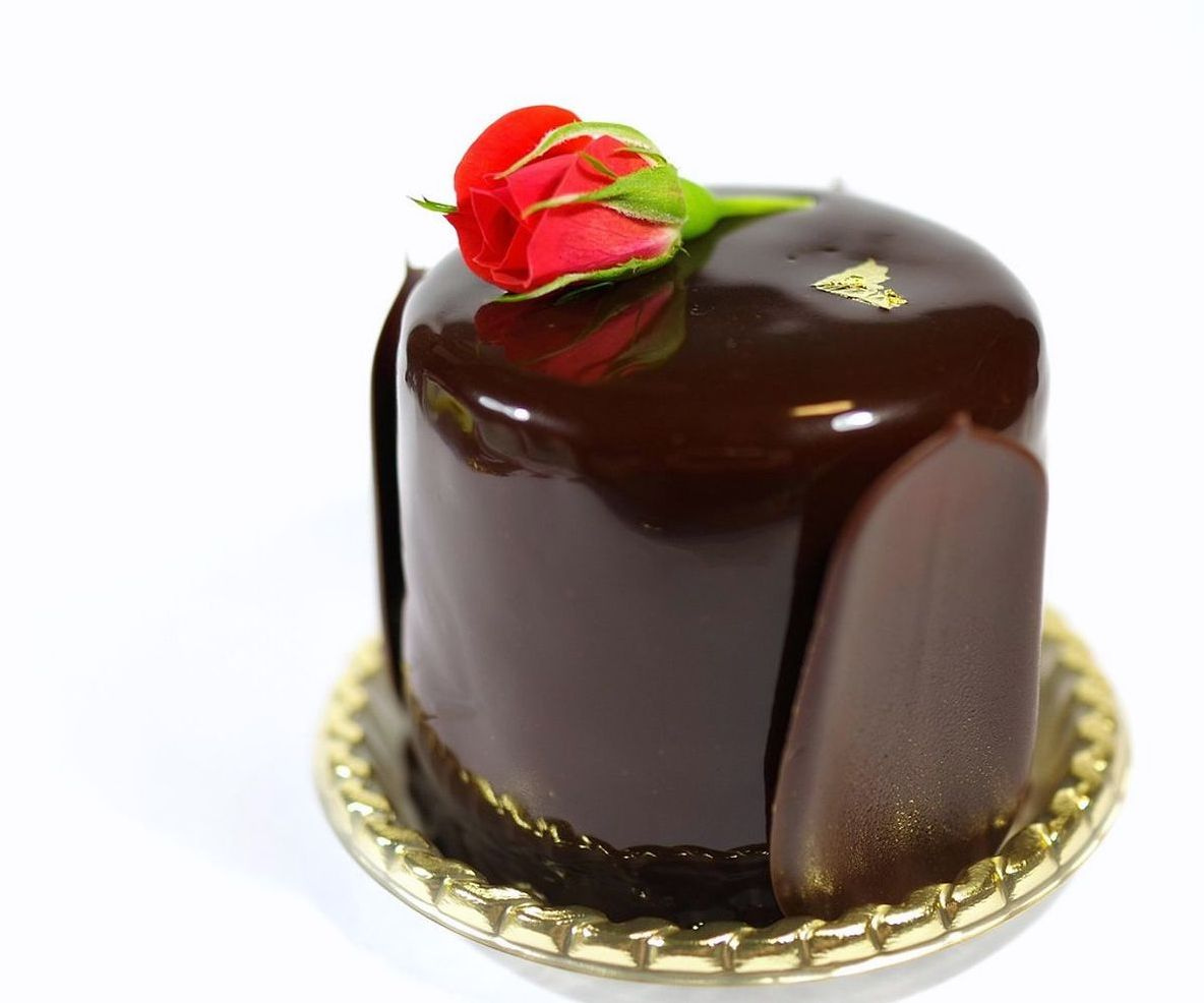Vitrina llena de dulces y chocolates artesanales