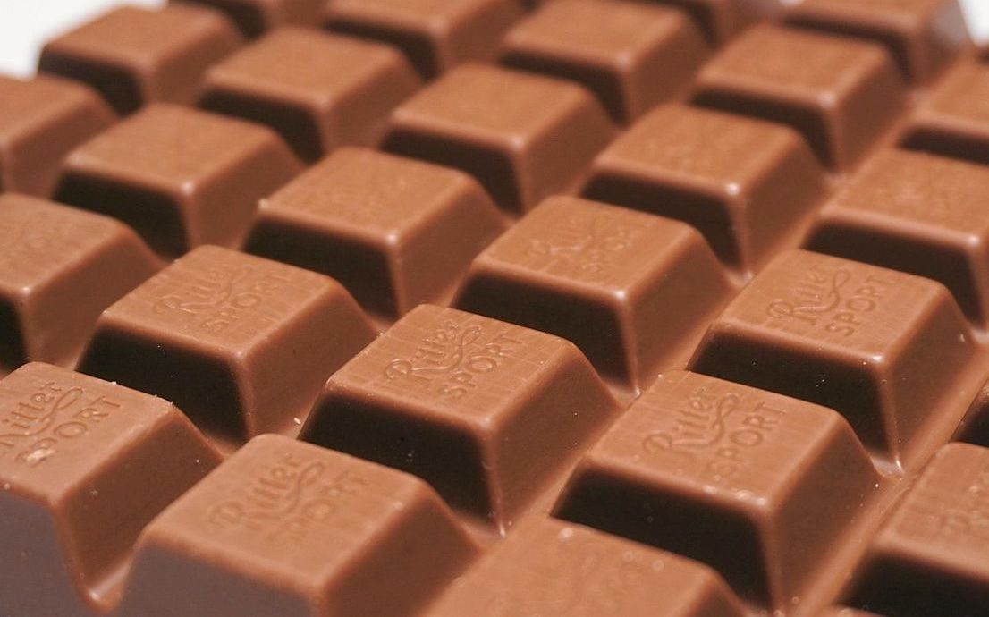 Una paleta de caramelo fresca en un plato